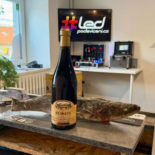 Už jsme na prodejně dostali různé dárečky - piva, kořalky, čokolády, kávu a jiné drobnosti... Ale teda zmrzlou rybu ještě...